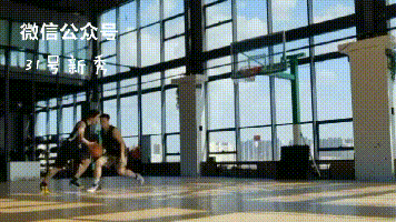 篮球怎么降低重心运球技巧_篮球运球重心过高_篮球重心是什么意思