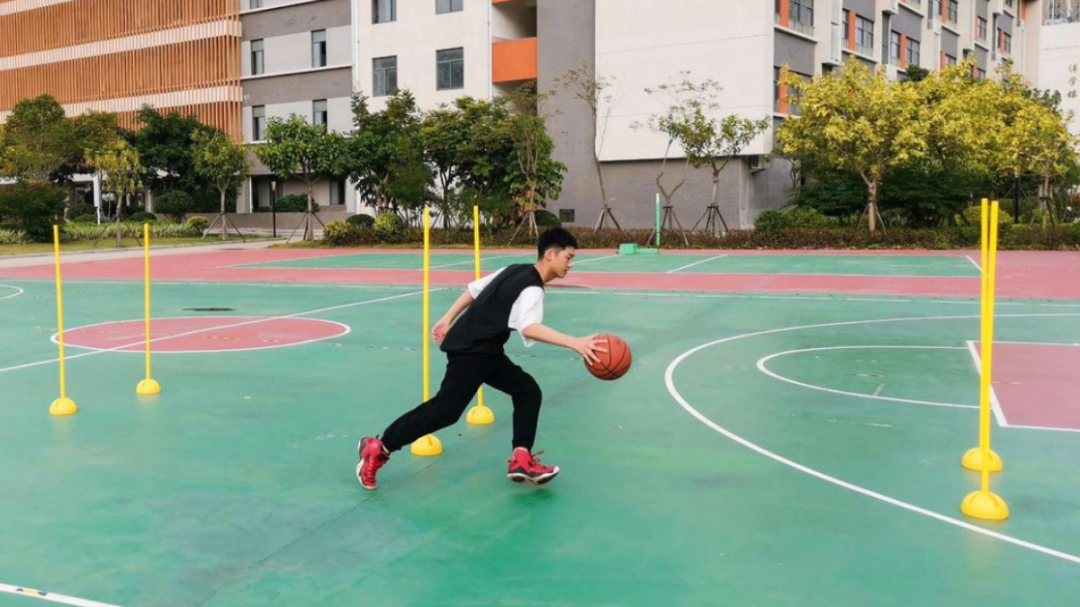篮球重心_篮球怎么降低重心运球技巧_篮球运球重心过高