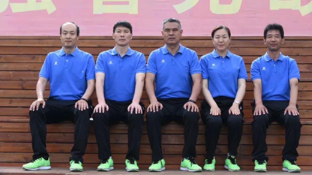 裁判员学的足球规则叫什么_足球裁判员守则_足球裁判员基本功