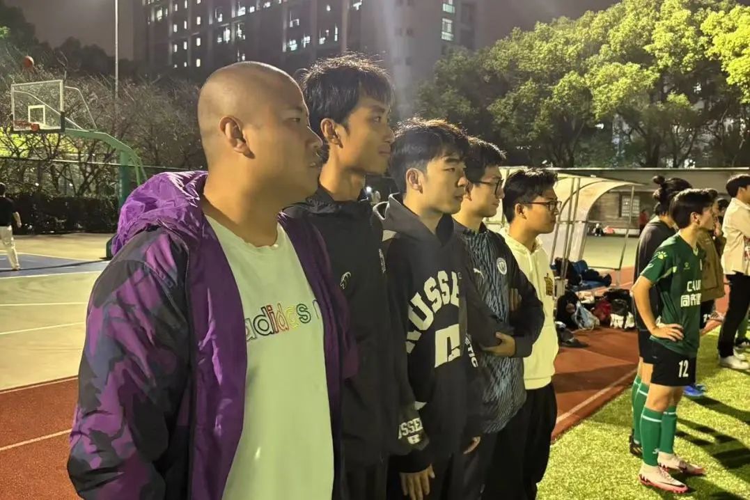 足球裁判员定义_足球裁判员守则_裁判员学的足球规则叫什么