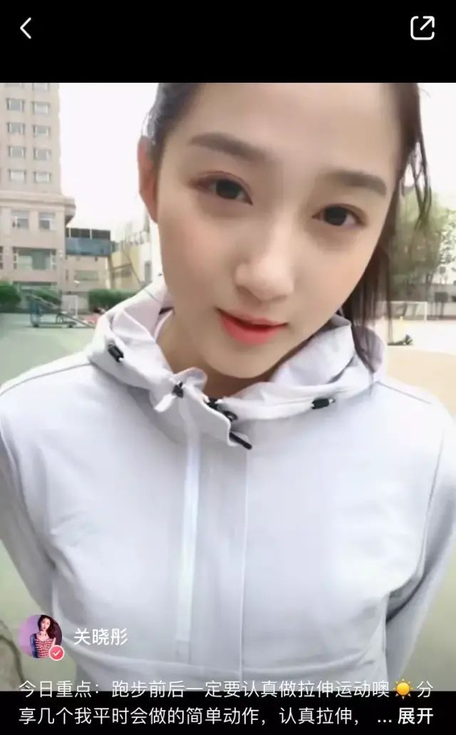 拉伸健身视频_明星拉伸动作_明星健身被做拉伸训练